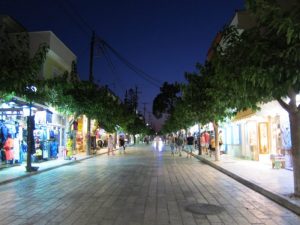 Pythagorion alışveriş caddesi gece